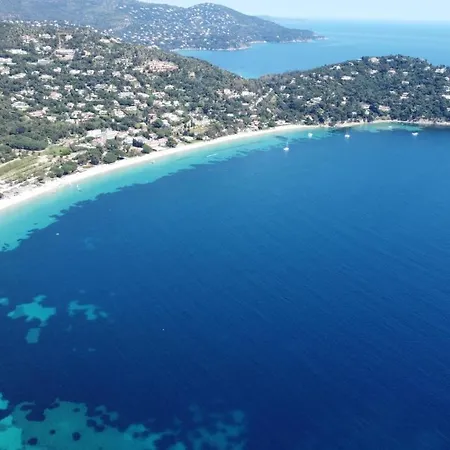 Pieds Dans L'eau Plage Privée * Le Lavandou